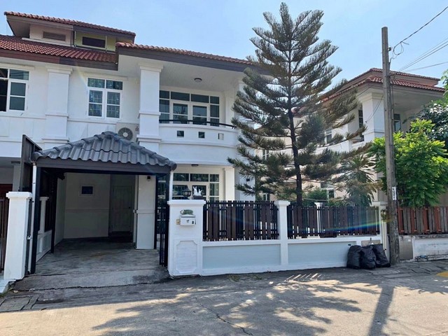 RHT1439ให้เช่าบ้านแฝดย่านเดอะมอลล์บางกะปิ แมคโค โลตัส ใกล้สถานีรถไฟฟ้าลาดพร้าว 101 หมู่บ้านศิริเทพเทพ ลาดพร้าว 101เนื้อที่ บ้าน 42.5 ตารางวา พื้นที่ใช้สอย 175 ตารางเมตร 3 ห้องนอน 3 ห้องน้ำ 2 ที่จอดรถ สนใจติดต่อ คุณเจี๊ยบ 092-851-6969 Line:keti2522ค่าเช่า 29,000 บาท / เดือน (รวมส่วนกลางแล้ว) (ประกัน 2 ล่วงหน้า 1 เดือน)ที่ตั้ง หมู่บ้านศิริเทพเทพ ลาดพร้าว 101 ซอย 46 ถนนลาดพร้าว คลองจั่น , บางกะปิ , กรุงเทพมห