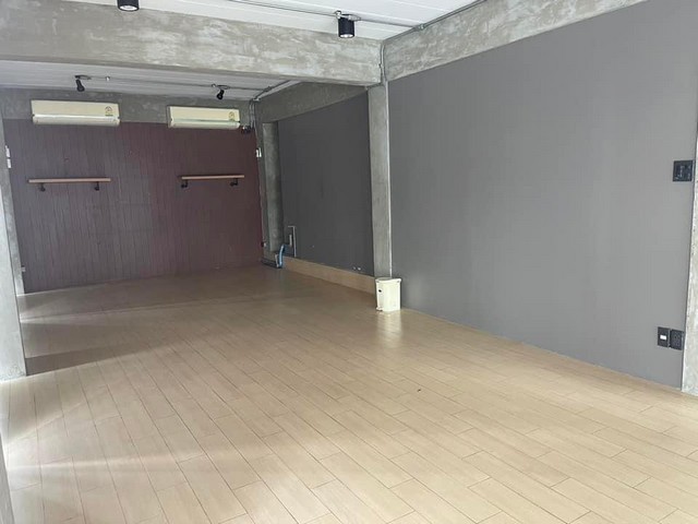 POR3666 ให้เช่า อาคาร 4.5 ชั้น ย่านพระราม 9 ซอย 43 ห้องมุม ใกล้เดอะไนน์ เเละทางด่วน มีดาดฟ้า พื้นที่ 900 ตรม.