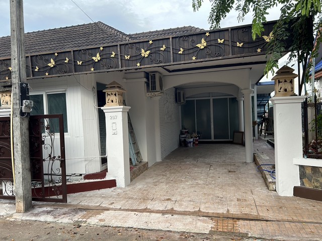 ขายบ้าน หมู่บ้านเมลานี ท่าสาย  อำเภอเมือง จังหวัดเชียงราย##รายละเอียดและที่ตั้งทรัพย์-บ้านเดี่ยว หมู่บ้านเมลานี ขนาด 98 ตารางวา สร้างบ้านเต็มพื้นที่ จำนวน 2 ห้องนอน 2 ห้องน้ำ สระว่ายน้ำ/บ่อเลี้ยงปลา-ตั้งอยู่ตำบลท่าสาย อำเภอเมือง จังหวัดเชียงราย-ปากซอยเข้าหมู่บ้านมีเซเว่นอีเลฟเว่น-ใกล้ตลาดล้านเมือง สนามกอล์ฟสันติบุรี -ใกล้เซ็นทรัลเชียงรายเพียง 15 นาที-ใกล้ส