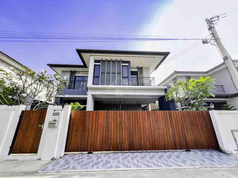 BHL571บ้านเดี่ยว 2 ชั้น บ้านฟ้า กรีนเนอรี่ ทิวา ปิ่นเกล้า-สาย 5ที่ตั้ง : ตำบล บางกระทึก อำเภอสามพราน นครปฐม 73210รายละเอียดบ้าน- ขนาดที่ดิน 56.4 ตร.ว.- พื้นที่ใช้สอย 240 ตร.ม.- 4 ห้องนอน4 ห้องน้ำ- 1 ห้องครัว- ที่จอดรถ 4 คันสถานที่ใกล้เคียง- เซ็นทรัล ศาลายา - โฮมโปร / โลตัส - The Brio Mall ศาลายา- ศูนย์การแพทย์กาญจนาภิเษก- ตลาดน้ำวัดดอนหวาย- ม.มหิดลการเดินทาง- เป็นทำเลที่เงียบสงบ สามารถเข้าถึงโคร