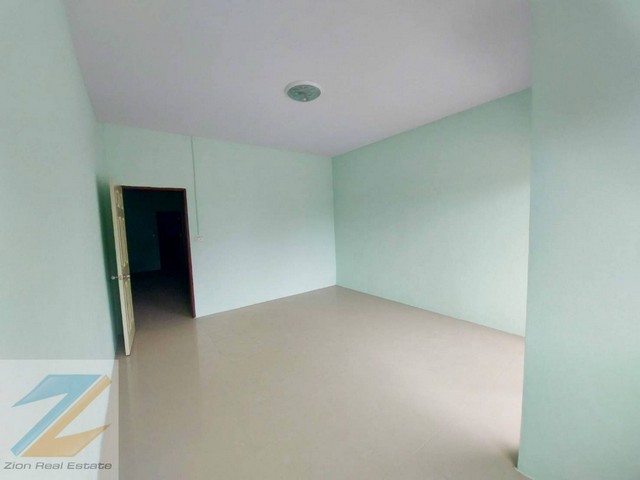 ขายด่วน อาคารพาณิชย์  2 ชั้น 23.1  ตารางวา  ติดถนนแจ้งสนิท ใกล้ธกส. อ.ชนบท จ.ขอนแก่น  ZE322