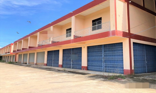 รายละเอียดเพิ่มเติมCode ID : PKK04-04406ราคาขาย         23,379,000 บาท- ขนาดพื้นที่ :   3,428 ตร.ว (8 ไร่ / 2 งาน / 28 ตร.ว)- พื้นที่ใช้สอย :    2,795 ตร.ม- จำนวนห้อง :  26 ห้องนอน 28 ห้องน้ำ (2 คูหา)- ที่จอดรถ :  1 คัน- อาคารพาณิชย์ :     2 ชั้น- อาคารพาณิชย์หันทางทิศ : -- อายุอาคาร :   10 ปีพิกัดทรัพย์ :   https://maps.app.goo.gl/QwDgaGXdtKquwnHV8สถานที่ใกล้เคียง- ใกล้โลตัส โกเฟรช ท่าชนะ สุราษฎร์ธานี- ใกล้โรงพยาบาลท่าชนะ - ใกล้โรงเรียนวัดศรีสุวรรณ- ใกล้วัดสัง�