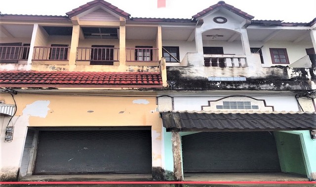 รายละเอียดเพิ่มเติมCode ID : PKK04-04548ราคาขาย         2,730,000 บาท- ขนาดพื้นที่ :   40 ตร.ว- พื้นที่ใช้สอย :   257.60 ตร.ม- จำนวนห้อง :  - ห้องนอน - ห้องน้ำ (มีชั้นลอย, 2 คูหา)- ที่จอดรถ :  1 คัน- ทาวน์เฮ้าส์ :     2 ชั้น- ทาวน์เฮ้าส์หันทางทิศ : -- อายุอาคาร :   28 ปีพิกัดทรัพย์ :   https://maps.app.goo.gl/ETkTmCc8pJRoZEnJ6สถานที่ใกล้เคียง- ใกล้โลตัส โกเฟรช บ้านตาขุน- ใกล้บิ๊กซี ดีโป้ บ้านตาขุน- ใกล้โลตัส พนม - ใกล้โรงพยาบาลบ้านตาขุน สอบถามเพิ่มเ�