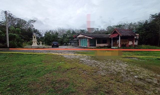 รายละเอียดเพิ่มเติมCode ID :   PKK02-14164ราคาขาย        5,650,000 บาท- ขนาดพื้นที่ :       357 ตร.ว (3 งาน / 57 ตร.ว) - พื้นที่ใช้สอย :    242.50 ตร.ม- จำนวนห้อง :     2 ห้องนอน 1 ห้องน้ำ- ที่จอดรถ :    1-2 คัน- บ้านเดี่ยว :      1 ชั้น- บ้านเดี่ยวหันทางทิศ : -- อายุอาคาร :      24 ปีพิกัดทรัพย์   :    https://maps.app.goo.gl/Ky8LYkH4YQjzvQkRAสถานที่ใกล้เคียง- ใกล้โลตัส โกเฟรช นาหม่อม- ใกล้โรงพยาบาลนาหม่อม - ใกล้โรงเรียนธรรมโฆสิต ทุ่งฆ้อ- ใกล้โรงเรียนวัดทุ่งโตนดสอ�