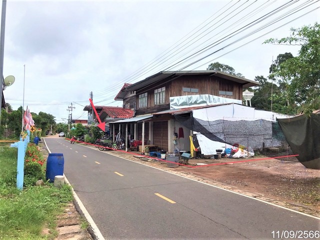   รายละเอียดเพิ่มเติม Code ID : PKK02-12978  ราคาขาย 1,063,000  บาท- ขนาดพื้นที่ :  136.00 ตร.ว. - พื้นที่ใช้สอย :    148.5 ตรม- จำนวนห้อง :  2 ห้องนอน 1 ห้องน้ำ  - ที่จอดรถ :    1   คัน- บ้านหันทางทิศ : - พิกัดทรัพย์ : https://maps.app.goo.gl/kcGfkrVs8MvX8e5g8    สถานที่ใกล้เคียง- ใกล้โรงพยาบาลนาเยีย- ใกล้ถูกซูเปอร์สโตร์8989นาเยีย(ขายปีก-ส่ง) - ใกล้โรงข้าวปุ้น- ใกล้ร้านบัวหลวง หมูกระทะ สอบถามเพิ่มเติม/นัดชมโทร. 097-419-5982(พลอย)โทร. 096-932-4624(ออมสิน)Line : @panaya (ม�