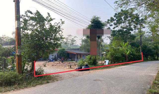 รายละเอียดเพิ่มเติมCode ID :    PKK02-14129ราคาขาย        2,302,000 บาท- ขนาดพื้นที่ :    393  ตร.ว (3 งาน / 93 ตตร.ว)- พื้นที่ใช้สอย :    256.50 ตร.ม- จำนวนห้อง :    2 ห้องนอน 5 ห้องน้ำ- ที่จอดรถ :    1-2 คัน- บ้านครึ่งตึกครึ่งไม้  :      2 ชั้น- บ้านครึ่งตึกครึ่งไม้หันทางทิศ : -- อายุอาคาร :    29 ปีพิกัดทรัพย์ :     https://maps.app.goo.gl/ezS7ya8maPPjehsx7สถานที่ใกล้เคียง- ใกล้ตลาดนัดวันเสาร์ (หน้าวัดบางเหรียง)- ใกล้โลตัส โก เฟรช ควนเนียง สงขลา- ใกล้วัดคงคาว�