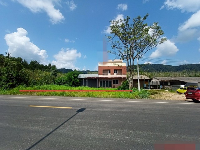 รายละเอียดเพิ่มเติมCode ID :    PKK02-13202ราคาขาย        4,682,000 บาท- ขนาดพื้นที่ :    147 ตร.ว (1 งาน / 47 ตร.ว) - พื้นที่ใช้สอย :     280 ตร.ม- จำนวนห้อง :    1 ห้องนอน 1 ห้องน้ำ- ที่จอดรถ :    1-2 คัน- บ้านเดี่ยว  :      2 ชั้น- บ้านเดี่ยวหันทางทิศ : -- อายุอาคาร :    11 ปีพิกัดทรัพย์ :      https://maps.app.goo.gl/dtBTPjgAryVSUndg8สถานที่ใกล้เคียง- ใกล้โรงพยาบาลส่งเสริมสุขภาพตำบลคูหา- ใกล้โรงเรียนบ้านคูหา- ใกล้โรงเรียนบ้านล่องควน- ใกล้โรงเรียนบ้านโคกส�