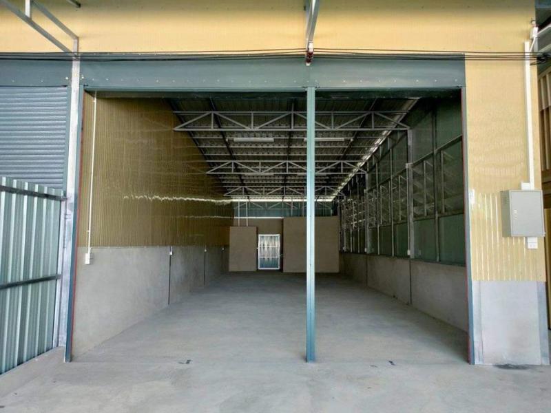 CH925 ให้เช่าโกดัง ปทุมธานี ราชพฤกษ์ตัดใหม่ เส้น 346 ขนาด 255 ตรม. มีห้องพักคนงานในตัว ให้เช่าโกดังปทุมธานี ขนาด 255ตรม. ราคาเช่า 19,000.-  ต่อเดือน ประกัน 2 ล่วงหน้า 1 เดือนรายละเอียด- ไฟฟ้า 3 เฟส - 1ห้องนอน 1ห้องน้ำ - ห่างถนนราชพฤกษ์ 346 ,,, 800ม.- ห่างถนนกาญจนาภิเษก 2กม. ห่างจากถนน345 5กม. เหมาะกับงานเหล็ก เฟอร์นิเจอร์ งานไม้ หรืออื่นๆ ที่ตั้ง : ถนนราชพฤกษ์ตัดใหม่ คลองพระอุดม ลาดหลุมแก้ว ปทุม