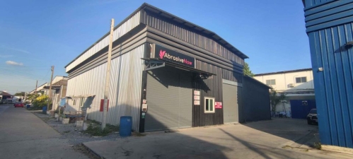 CH923 โกดังให้เช่า ขนาด 440 ตรม พร้อมออฟฟิต มี 2 ห้องน้ำ ทำเลดีใกล้ถนนใหญ่ เทพารักษ์ กม.11ให้เช่าโกดังขนาด 440 ตารางเมตร ทำโรงงานได้ เป็นโกดังเก็บสินค้าได้ อยู่บน ถนนเทพารักษ์ กม. 11 นัดดูสถานที่ 094-569-5997 ชาญครับ (ในโซนนี้เหลือที่นี่ที่เดียวครับ)ราคาเช่า 54,000 บาทต่อเดือน ประกัน 2 ล่วงหน้า 1 รวม 162,000 บาท- ขนาด 440 ตารางเมตร- มีสำนักงานในตัว- ห้องน้ำ 2 ห้อง- ไฟฟ้า 3 เฟส- รถใหญ่เข้าได้ครับที