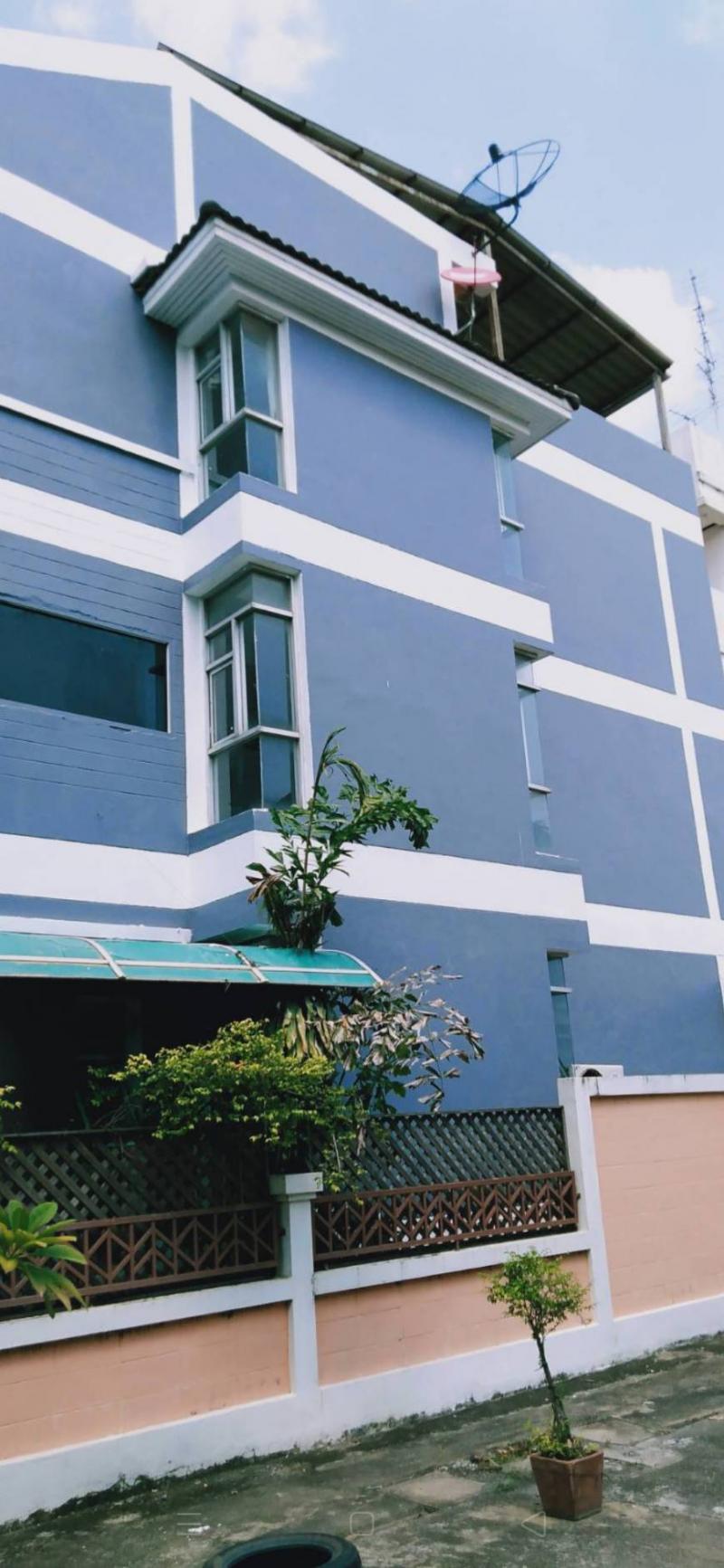 ขายบ้านและสำนักงานขนาดใหญ่ ย่านกรุงเทพกรีฑา ใกล้โรงเรียนนานาชาติเวลลิ่งตันสนามกอล์ฟ Unico Grande