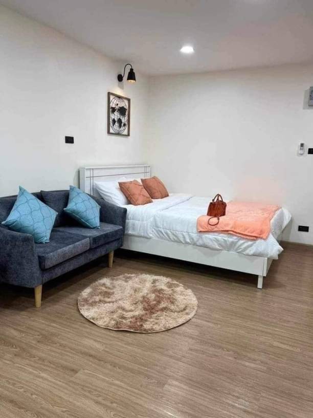 ขายด่วน 1.25 ล.เท่านั้น 25 ตรม. #103คอนโด (สุขเกษม) ทำเลทองสำหรับทำ #Airbnb #เฟอร์นิเจอร์ครบ #หิ้วกระเป๋าพร้อมเข้าอยู่ #ใกล้มช. #ใกล้นิมมาน เดินทางสะดวกสบาย สิ่งอำนวยความสะดวกครบครันขนาด 25 ตรม.ชั้น 31 ห้องนอน 1 ห้องน้ำแอร์ประตู Digital LockSamsung Smart TV 43  ชุดครัว พร้อมซิงค์ล้างจานโต๊ะทานอาหารไมโครเวฟตู้เย็นเครื่องทำน้ำอุ่นเพียง 5 นาที (เดิน)-One Nimman-Maya Shopping Mall-มหาลัยเชียงใหม่-มหาลัยราชมงคลล้านา-ตล