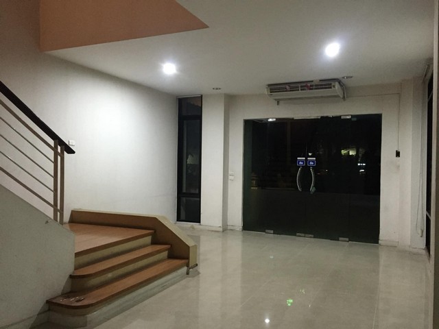 ให้เช่าสำนักงานพื้นที่ใช้สอยประมาณ 600 ตร.ม.  บ้านกลางกรุง ออฟฟิศ พาร์ค บางนา กม 3 ฝั่งขาเข้าเมือง