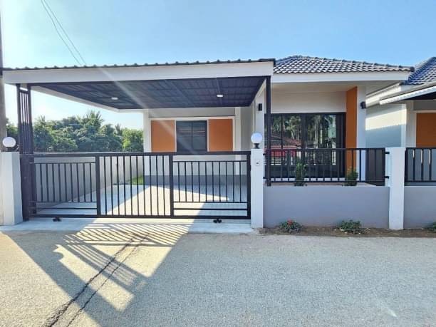 ทำเลดี ใกล้เมือง #ขายต่ำกว่าราคาประเมิน 1.65 ล้าน #บ้านสร้างใหม่ #ทรงปั้นหยาโมเดิร์น #หนองแฝก #สารภี #ติดถนนลาดยางหมู่บ้าน #ค้าขายได้เนื้อที่ 35 ตรว.พื้นที่ใช้สอย 100 ตรม.2 ห้องนอน 2 ห้องน้ำ1 ห้องรับแขก1 ห้องครัว2 ที่จอดรถมีระเบียงบ้าน ทำเลดี อ.สารภี ใกล้ตัวเมือง หน้าบ้านติดถนนลาดยางหมู่บ้านค้าขายได้ ฮวงจุ้ยทิศตะวันออก ใกล้ 7-11 และร้านค้าดอนแก้วพลาซ่าโปรของแถมฟรีต่าง