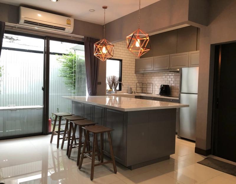 รหัสทรัพย์ CC 1,374ให้เช่าทาวน์โฮม3ชั้น ย่าน จตุจักร รามอินทรา เกษตรนวมินทร์  ให้เช่าเพื่ออาศัยเท่านั้นโครงการแลนด์มาร์ค เอกมัย รามอินทรา LANDMARK EKAMAI RAMINDRA ใกล้The Csystal Park  ##  ให้เช่า ##Please directly contact : K.โบว์  083-782-496238,000 บาท/เดือน (สัญญาขั้นต่ำ 1 ปี)The Landmark Ekamai- Ramindra3 bedrooms / 4 bathroomsEntire townhome unit with 3 floorsจอดรถได้ 2 คัน ขนาด 42 ตร.วพื้นที่ใช้สอย 168 ตร.ม.พร้อมเฟอร์นิเจอร์คุณภาพ high-endบ้านอยู่ซอยแรกของโครงการ วิวคลับเฮ้าส์-สระ�