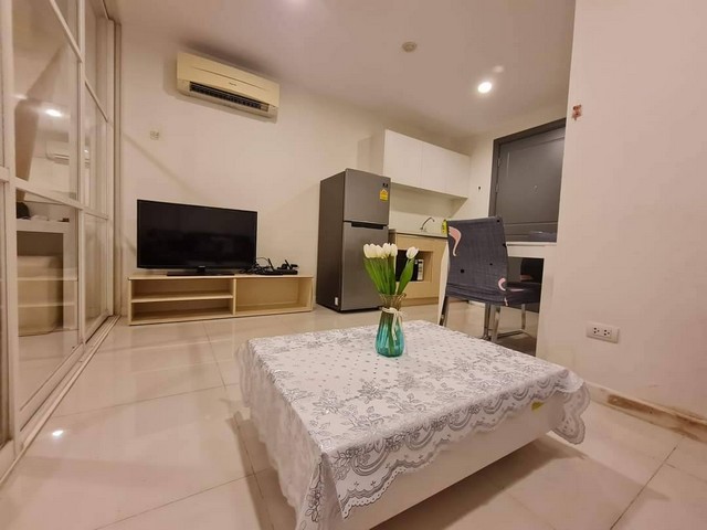 ขายคอนโด อิลีเม้นท์ ศรีนครินทร์ Elements Srinakarin 29.69 ตร.ม ชั้น 5 ใกล้ซีคอน ศรีนครินทร์ทำเลดี ตรงข้ามกับซีคอนสแควร์ และ วิทยาลัยดุสิตธานี เชื่อมต่อถนนศรีนครินทร์ และ ถนนสุขุมวิทได้ง่าย ใกล้รถไฟฟ้า 2 สาย ทั้งสายสีเหลือง และ รถไฟฟ้าสายสีเขียวที่เปิดใช้งานในปัจจุบันพื้นที่ 29.69 ตร.มคอนโดสูง 8 ชั้น อยู่ชั้น 5อาคาร บีวิวระเบียงหันไปทางด้านซีคอนสแควร์ ไม่มีตึกบล็อคที่ตั้ง: ซอ