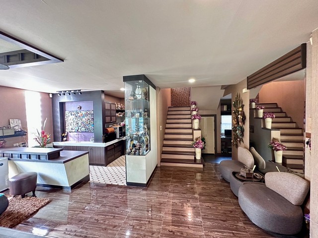 ขายด่วน บ้านเดี่ยวหลังใหญ่ สไตล์รีสอรท์ ใกล้ถนนกรุงเทพกรีฑา รามคำแหง ขายพร้อมเฟอร์นิเจอร์ เครื่องใช้ไฟฟ้าครบครัน พร้อมเข้าอยู่อาศัย