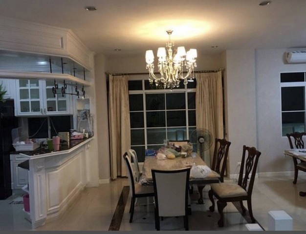 ให้เช่า บ้านลดาวัลย์ รามอินทรา กม.2 บ้าน 2 ชั้น   3 ห้องนอน 3 ห้องน้ำ มีห้องแม่บ้าน แยกต่างหาก  ตกแต่งใหม่พร้อมเฟอร์นิเจอร์ครบ