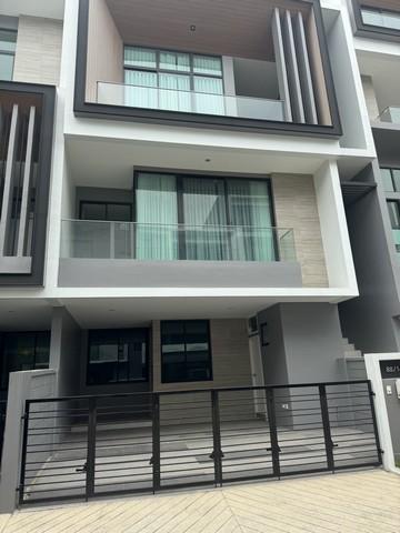 ขายทาวน์โฮม 3 ชั้น ถนนกรุงเทพกรีฑาตัดใหม่ โครงการเนอวานา ดีฟายน์ ศรีนครินทร์-พระราม 9 พื้นที่ใช้สอย 285 ตารางเมตร เนื้อที่ 34 ตารางวา 