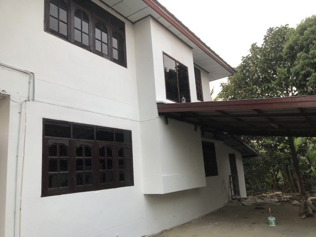 ขายบ้านเดี่ยว 2ชั้น 100วา จ.นนทบุรี ย่านบางใหญ่ 4,200,000 บาท โฉนด ฉ.60854 และ ฉ.60855 เนื้อที่รวม 100 ตร.วา  ติดถนนปูน หน้ากว้างรั้วบ้านประมาณ 15.55 เมตร ยาว 26.5 เมตร 4ห้องนอน 2ห้องน้ำ 1ห้องครัว ห้องโถงใหญ่ ทำโรงจอดรถแล้ว มีระเบียง หน้า-หลัง เนื่อที่ใช้สอยเยอะ บริเวณบ้านร่มรื่นเย็นสบาย ใกล้ร้านค้าแหล่งอำนวยความสะดวกครบครัน ใกล้ตลาดเจ้าพระยาและตลาดสดขนาดใหญ่ ใกล้ร้านทันตกรรม และร้