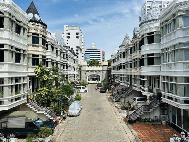  CC 1381  ให้เช่าทาวน์โฮม 4 ชั้น ย่านสุขุมวิท  อโศก พร้อมพงษ์ ใกล้เอ็มโพเรียม