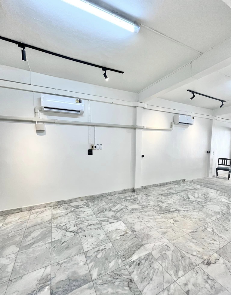 CC 1379  ให้เช่าทาวน์เฮ้าส์ 4 ชั้น รีโนเวทใหม่ ย่านใจกลางทองหล่อ   ใกล้ BTS ทองหล่อ