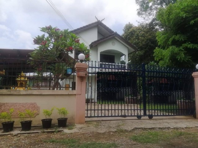 สนใจติดต่อ: โดม รัชดา โทร: 065-586-9872ไลน์ไอดี: giantmw หรือ @yem0202nF/B: https://bit.ly/3vdegO8Fanpage: https://bit.ly/488TrlDWebsite: www.lifewave.com.ขายบ้านเดี่ยว 2 ชั้น (ค.ส.ล.) พร้อมที่ดิน 118 ตร.ว. 2 นอน 2 น้ำ ราคา 2.5 ล้าน (รีโนเวทใหม่แล้ว).รายละเอียดทรัพย์: 1) บ้านชั้นบน: ปูพื้นลามิเนตใหม่ มี 1 ห้องนอนใหญ่ (ปูพื้นกระเบื้อง) 1 ห้องนอนเล็ก และมี 1 ห้องโถง2) บ้านชั้นล่าง: ปูพื้นกระเบื้อง มี 1 ห้องโถงใหญ่ (ใช้สำหรับต้อนรับแขก+นั่งเล่น) 1 ห้องครัว 1 ห้อ