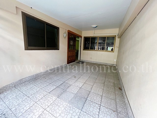 R1 ทาวน์เฮ้าส์ หมู่บ้าน ช.รุ่งเรือง 3 ซอย ติวานนท์ 22 ใกล้ โลตัสรัตนาธิเบศร์