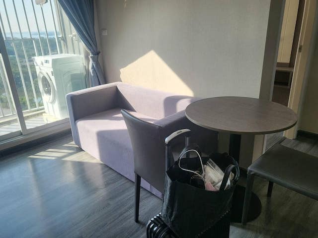 The Trust Erawan, nice, clean, private, 10th floor, BTS Erawan.***Service for selling/renting houses, condos and giving advice. If interested, contact at any time***Interested in additional details or pictures or making an appointment to see the room?Contact Ekachai (Aui)T. 089-799-5598Line ID: @auiauiaui001 (add @ in front)-------------------------------------------------- ------------Room type: 1 bedroom, 1 bathroomSize 28 sq m., 10th floorNew, clean room, beautifully decorated, ready to move in.details-------------------------------------------------- ------------Rental price: 8,500 baht/month-------------------------------------------------- ------------* Complete electrical appliances- Air conditioning- fridge- TV- washing machine-------------------------------------------------- ------------*Facilities worth using- Swimming pool, salt system, size 16 x 27 meters- Relaxation garden, resort style- Fitness with equipment- Sauna room- library------------------------------------------