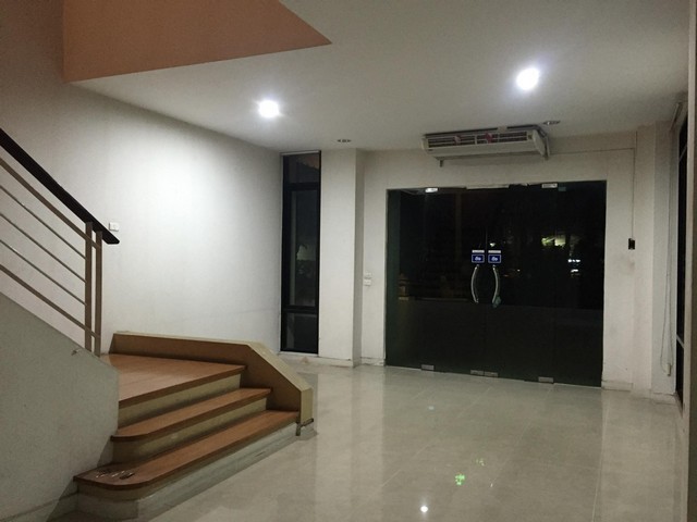 HR1435ให้เช่าอาคาร 3 ชั้น ตกแต่งใหม่ ซอยสุขุมวิท 16 เดินทางสะดวกไม่ไกลจากMRT ศูนย์ประชุมสิริกิติ์