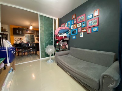 ขายบ้านทาวน์เฮ้าส์ 2 ชั้น (หลังมุม) หมู่บ้านไลโอ เพชรเกษม 77  เนื้อที่ 27.3 ตารางวา 3 ห้องนอน 2 ห้องน้ำ แถมติดตั้งแผงโซล่าเซลล์ประหยัดไฟ