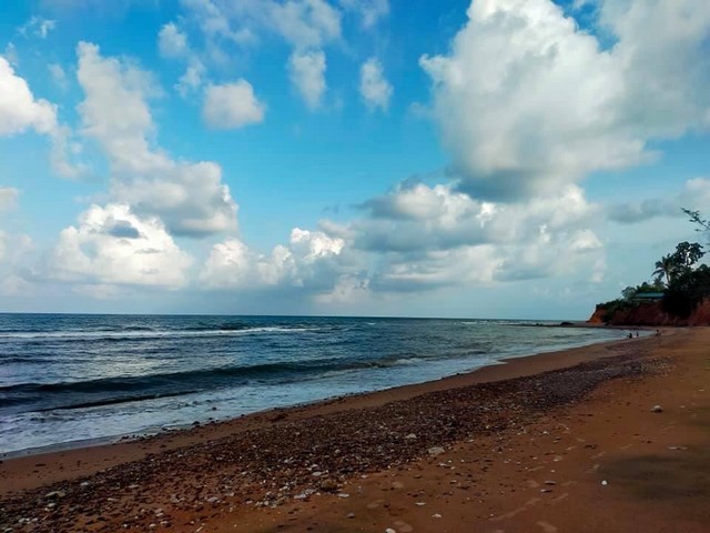 ขายที่ดินติดทะเล แปลงเล็กแบ่งขาย 100 วาขึ้นไป ตารางวาละ 6500 บาท  หาดผาฝั่งแดง  UNSEEN YHAILAND  ที่ดินหายาก แห่งเดียวในประเทศไทย ที่ดินใกล้ทะเลบนเนินผาสง่างาม แลเห็นทิวทัศน์รายล้อมสวยงามตระการตา พร้อมขาย ขายพร้อมโอน ขายที่ดินใกล้ทะเล หาดผาฝั่งแดง ทะเล สูงจาก ระดับน้ำทะเลประมาณ 5- 6 เมตร ฝั่งแดง ทะเลสวยน้ำใส ชุ่มฉ่ำเย็นสบายตลอดปี ไม่มีเบื่อ หนีร้อนคลายทุกข์สูดอากาศสดช