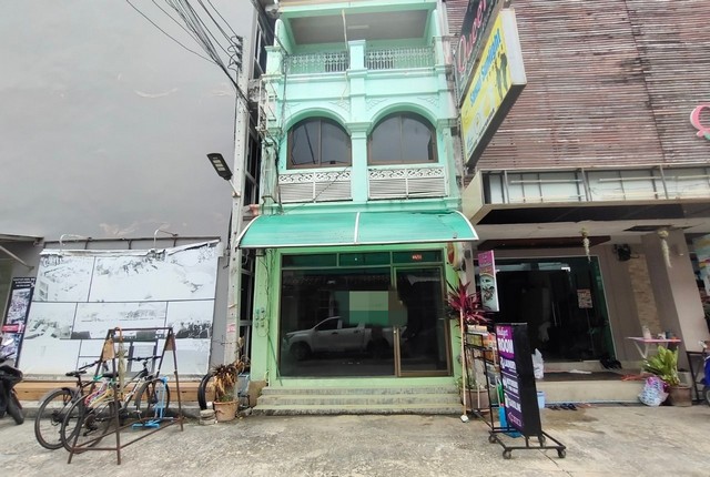 รายละเอียดเพิ่มเติมCode ID : PKK04-04479ราคาขาย              7,774,000 บาท- ขนาดพื้นที่ :     16 ตร.ว- พื้นที่ใช้สอย :   180 ตร.ม- จำนวนห้อง :   - ห้องนอน 2 ห้องน้ำ - ที่จอดรถ :    1 คัน- อาคารพาณิชย์ :    3 ชั้น- อาคารพาณิชย์หันทางทิศ : -- อายุอาคาร :       26 ปีพิกัดทรัพย์    :     https://maps.app.goo.gl/VQEHzc6m5pVXgozY9สถานที่ใกล้เคียง- ใกล้โลตัส เอ็กซ์เพรส ตลาดดาว- ใกล้โลตัส เอ็กเพรส สาขาหน้าทอน- ใกล้โรงพยาบาลกรุงเทพสมุย - ใกล้โรงเรียนบ้านหาดงามสอบ