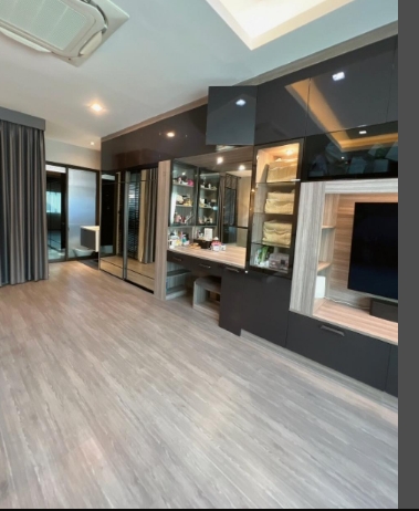 ขายทาวน์โฮม 3 ชั้น  เดอะ แลนด์มาร์ค เอกมัย – รามอินทรา เนื้อที่ 21.9 ตรว มี 3ห้องนอน4 ห้องน้ำ