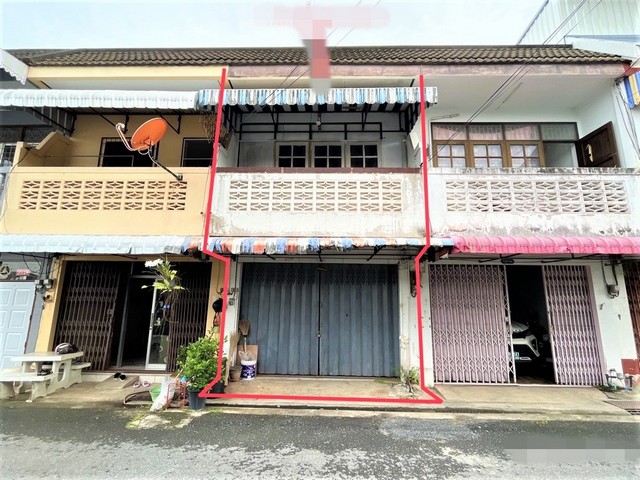 รายละเอียดเพิ่มเติมCode ID : PKK04-05932ราคาขาย         1,800,000 บาท- ขนาดพื้นที่ :    14.40 ตร.ว- พื้นที่ใช้สอย :  112 ตร.ม- จำนวนห้อง :  1 ห้องนอน 2 ห้องน้ำ - ที่จอดรถ :   1 คัน  - อาคารพาณิชย์ :   2 ชั้น- อาคารพาณิชย์หันทางทิศ : -- อายุอาคาร :      39 ปีพิกัดทรัพย์ :      https://maps.app.goo.gl/qDkhHWRrcLjejBww7สถานที่ใกล้เคียง- ใกล้โลตัส โกเฟรช ราชภัฎสุราษฎร์ธานี- ใกล้บิ๊กซี มินิถนนสร้างตนเอง 2 สุราษฏร์ธานี- ใกล้โลตัส โกเฟรช มอ สุราษฎร์ธานี - ใกล