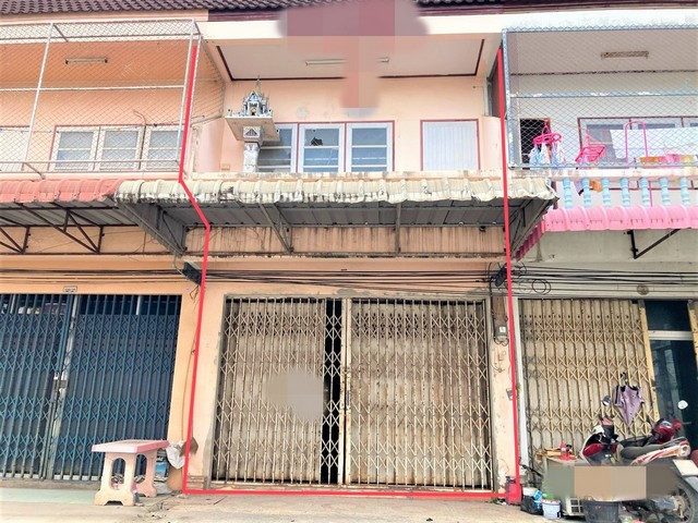 รายละเอียดเพิ่มเติมCode ID : PKK04-05493ราคาขาย           921,000 บาท- ขนาดพื้นที่ :     14.60 ตร.ว- พื้นที่ใช้สอย :  102 ตร.ม- จำนวนห้อง :   1 ห้องนอน 2 ห้องน้ำ - ที่จอดรถ :  1 คัน- อาคารพาณิชย์ :   2 ชั้น- อาคารพาณิชย์หันทางทิศ : -- อายุอาคาร :     26 ปีพิกัดทรัพย์ :      https://maps.app.goo.gl/BKpVihNgxGtvTKan6สถานที่ใกล้เคียง- ใกล้แม็คโคร สุราษฎร์ธานี- ใกล้โลตัส โกเฟรช โฉลกรัฐ - ใกล้เมกาโฮม สุราษฎร์ธานี- ใกล้บุญถาวร สาขาสุราษฎร์ธานีสอบถามเพิ่ม