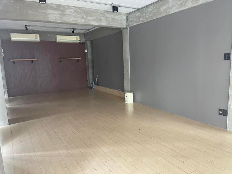 ให้เช่าอาคาร 4.5 ชั้น พื้นที่ 900 ตรม.มีดาดฟ้า ย่านพระรามเก้า