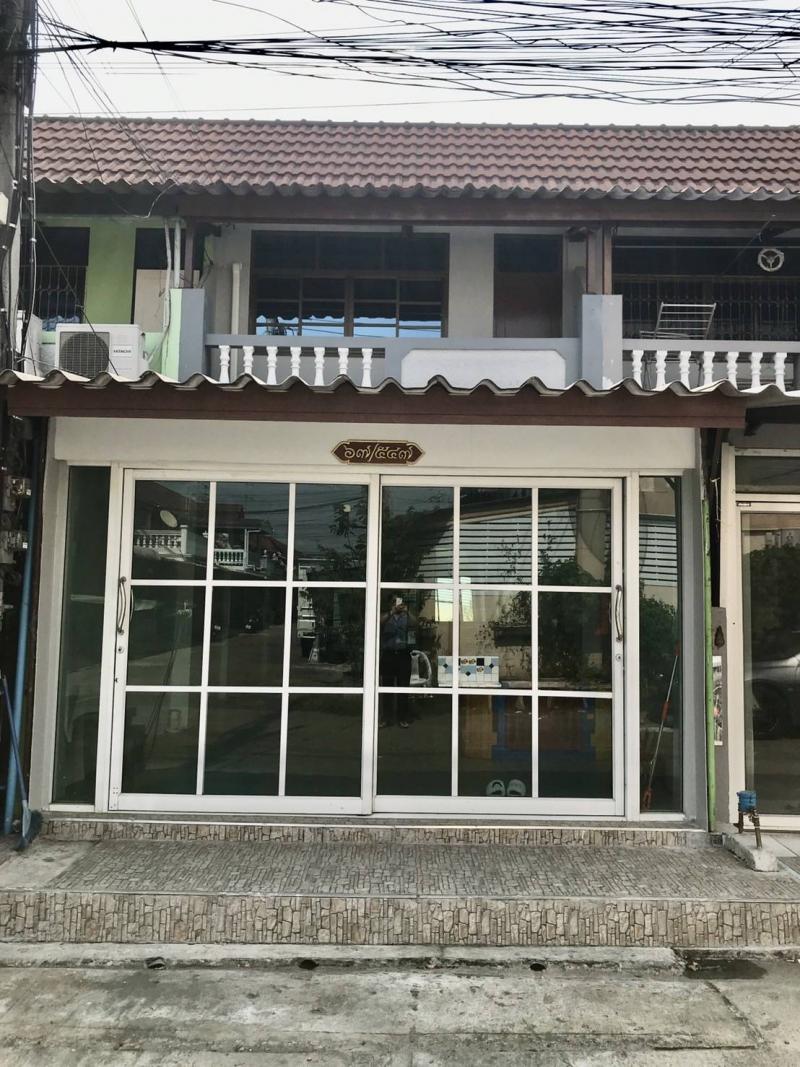 ขายบ้าน 19 ตารางวา  ม.พระปิ่น3  สภาพดี พร้อมอยู่  อ.บางใหญ่ จ.นนทบุรีที่ตั้ง :  ม.พระปิ่น3 ซอย 10   ต.บางแม่นาง อ.บางใหญ่ จ.นนทบุรีGoogle Map : 13.8646134,100.4015425ขนาดพื้นที่ : 19 ตารางวา รายละเอียดห่างจากเซ็นทรัลเวสเกต3.5กิโลเมตรเจ้าของขายเองไม่ผ่านนายหน้า1.85ล้านบาทราคาต่อรองได้- บ้านสวย สภาพดี ต่อเติมครบ พร้อมอยู่- เดินทางสะดวก หน้าโครงการมีตลาด อยู่ติดถนนกาญจนาภิเษก- ทำเลดีมาก อยู่ในแหล