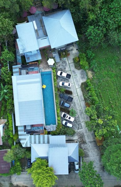 ขายบ้านพัก Pool Villa Khaoyai ทำเลดี เขาใหญ่ที่ตั้ง : ถนนธนะรัชต์ ตำบลหมูสี อำเภอปากช่อง นครราชสีมา 30130https://maps.app.goo.gl/NwJBG4GdmU2u3PCM9ขนาดพื้นที่  : 1ไร่ 32 ตารางวาติดริมน้ำลำตะคอง ทั้งหน้าและหลังบ้าน ฮวงจุ้ยโค้งโอบอุ้ม รอผู้มี  วาสนา  มาครอบครอง  Retro Style  โอบล้อมด้วยหุบเขา เงียบสงบเป็นส่วนตัว ใกล้ปาลิโอ เขาใหญ่ ต.หมูสี ถนนธนะรัชต์ กม.17 ติดน้ำลำตะคองโฉนดครุฑแดงสิ่งปลูกสร้าง1,400กว่า ตารางเมตร9 ห้