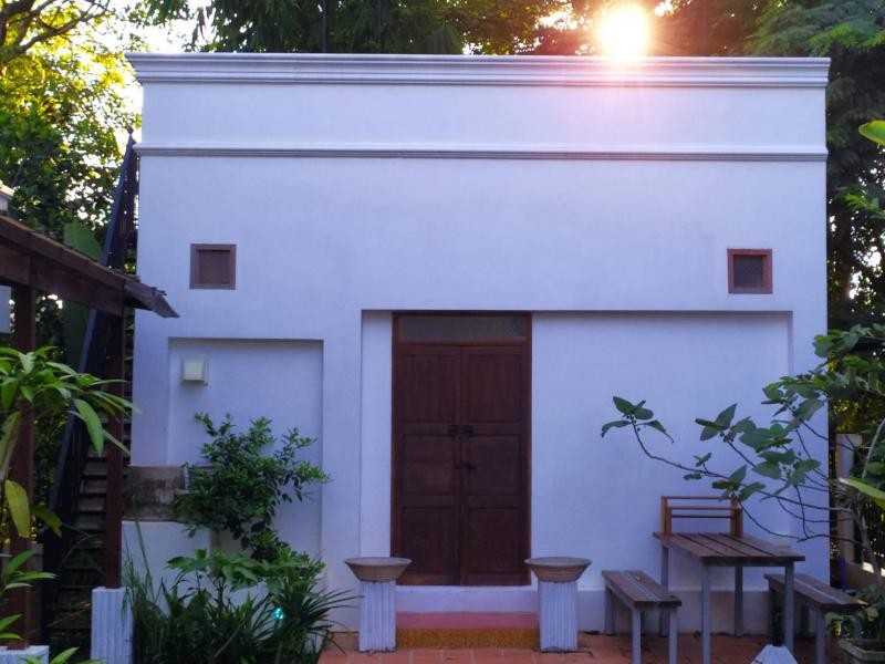 SW000701ขายเรือนล้านนา วินเทจ   สวยงาม ร่มรื่นโลเคชัน       :  สันนาเม็ง สันทรายเชียงใหม่ขนาดที่ดิน    :    122 ตารางวาพื้นที่ใช้สอย  :  200 ตารางเมตรจำนวนชั้น    :        2      ชั้นประเภทบ้าน  :       4ห้องนอน  4ห้องน้ำ ที่จอดรถ      :       2ราคาขาย :  12,500,000บาท โอนคนละครึ่งราคาเช่า : 35,000 บาท / เดือนสถานที่ใกล้เคียง-  เซนทรัลเฟสติวัล-  เมต้า มอลล์-  โฮมโปรสันทราย เชียงใหม่ -  เซ็นทรัล เชียงใหม่-  ตลาดสด กาดสามแยกสนใ