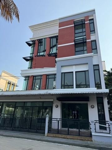 รหัสC5942  ให้เช่าโฮมออฟฟิศ  4ชั้น โครงการบ้านกลางกรุง ออฟฟิศ พาร์ค บางนา ใกล้เซ็นทรัลบางนา**ให้เช่า**ราคาเช่า 120,000 บาท/เดือน โทร : 095-823 9789 คิทLine id : candy.456Line Add Friend : https://line.me/ti/p/rHhjrvhm_zโทร : 091-782 8924 ต้นLine : seng.456Line Add Friend : https://line.me/ti/p/iHsUxP2IlTโฮมออฟฟิศ  4ชั้น โครงการบ้านกลางกรุง ออฟฟิศ พาร์ค บางนา ใกล้เซ็นทรัลบางนาพื้นที่ใช้สอยประมาณ 600 ตารางเมตรจอดรถรอบอาคารได้ประมาณ 8 คันเหมาะทำออฟฟิศ สำนักงานรปภ 24 ชม.#ให้เช่