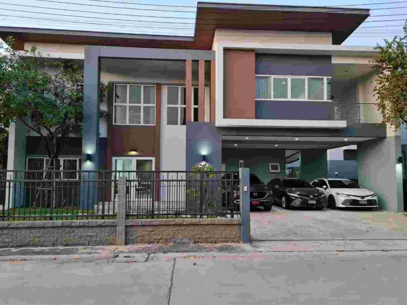 ขายบ้านเดี่ยวขนาดใหญ่ โครงการ ลาวิลล์ล่า พอชช์ ติดถนนสายเอเซีย จ.พระนครศรีอยุธยา ที่ตั้ง :222/348 หมู่ 3 ถนนสายเอเซีย คลองสวนพลู เมืองพระนครศรีอยุธยา จังหวัดพระนครศรีอยุธยา 13000พิกัด : https://maps.app.goo.gl/PswS6eTNfmKLFxJx5ขนาดพื้นที่ : 103ตร.วา พื้นที่ใช้สอย : 350ตร.ม. รายละเอียดขายบ้านเดี่ยวขนาดใหญ่ โครงการ ลาวิลล์ล่า พอชช์ ติดถนนเอเซีย อยู่ตรงข้ามเซ็นทรัลอยุธยาทำเลที่ไม่ควรพลาด คุ้มค่าน่