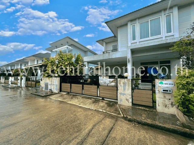 รหัสทรัพย์  4543บ้านเดี่ยว คันทรี โฮม เลค แอน พาร์ค อัสสัมชัญ - ศรีราชา หลังริม พร้อมอยู่ที่ตั้ง ถนนหนองยายบู่ ต.สุรศักดิ์ อ.ศรีราชา จ.ชลบุรี 20110รายละเอียดทรัพย์- บ้านเดี่ยว 2 ชั้น, ขนาดเนื้อที่ 136.1 ตารางวา, พื้นที่ใช้สอย 140 ตารางเมตร-  3 ห้องนอน, 3 ห้องน้ำ, 1 ห้องรับแขก, 1 ห้องครัว พร้อมพื้นที่รับประทานอาหาร -  จอดรถภายในบ้านได้ 2 คัน และ บริเวณรอบบ้าน-  แอร์  4 เครื่อง, ซักผ้า 1 เครื