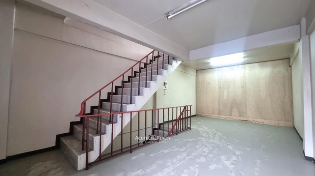 ให้เช่าบ้านเดี่ยว 3 ชั้น  หมู่บ้านวีเว่ VIVE พระราม 9 เฟอร์พร้อมอยู่ 72 ตรว. 3 ห้องนอน 4 ห้องน้ำ พื้นที่ใช้สอย 324 ตร.ม.วิวสนามกอล์ฟ 