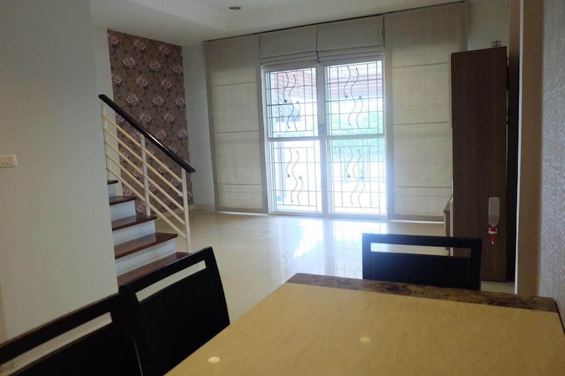 BS764  ขายทาวน์โฮม3ชั้น หมู่บ้านกลางเมือง Urbanion ถนนลาดพร้าว-วังหิน กทม. หน้าบ้านหันไปทางทิศใต้ ขายเพราะย้ายไปอยู่ต่างจังหวัด