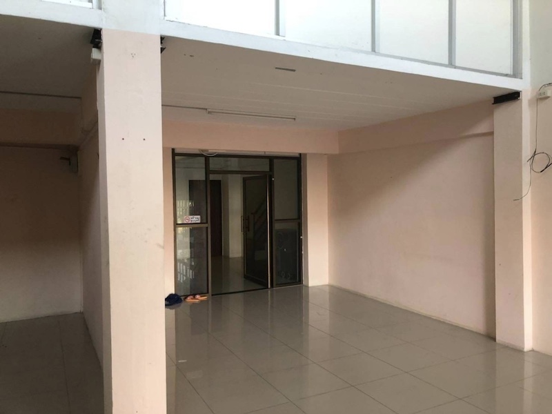 BH2638 ให้เช่าอาคารพานิชย์ โฮมออฟฟิศ ติดริมถนนเลียบคลองแอน (เทพกุญชร) ใกล้ตลาดไท คลองหลวง  อาคารพาณิชย์ โฮมออฟฟิศ สามชั้นครึ่ง (มีชั้นลอย)