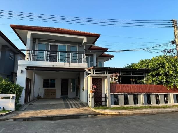 ย่านเศรษฐกิจ #สภาพใหม่ ขาย 4.4 ล้าน 60 ตรว. บ้านเดี่ยว 2 ชั้น #หางดง #บ้านในโครงการ #หลังใหญ่ #พร้อมเฟอร์นิเจอร์ครบ #ซื้ออยู่เองหรือปล่อยเช่าได้เนื้อที่ 60 ตารางวา 3 ห้องนอน 3 ห้องน้ำ1 ห้องรับแขก1 ห้องเรียน1 ห้องครัว1 ที่จอดรถเหมาะสำหรับพักอาศัย หรือซื้อปล่อยเช่าเชิงธุรกิจ    อุปกรณ์ภายในบางส่วน ภายในกว้างขวาง เป็นส่วนตัว โครงการเงียบสงบ การเดินทางสะดวก ใกล้สิ่งอำนวยค