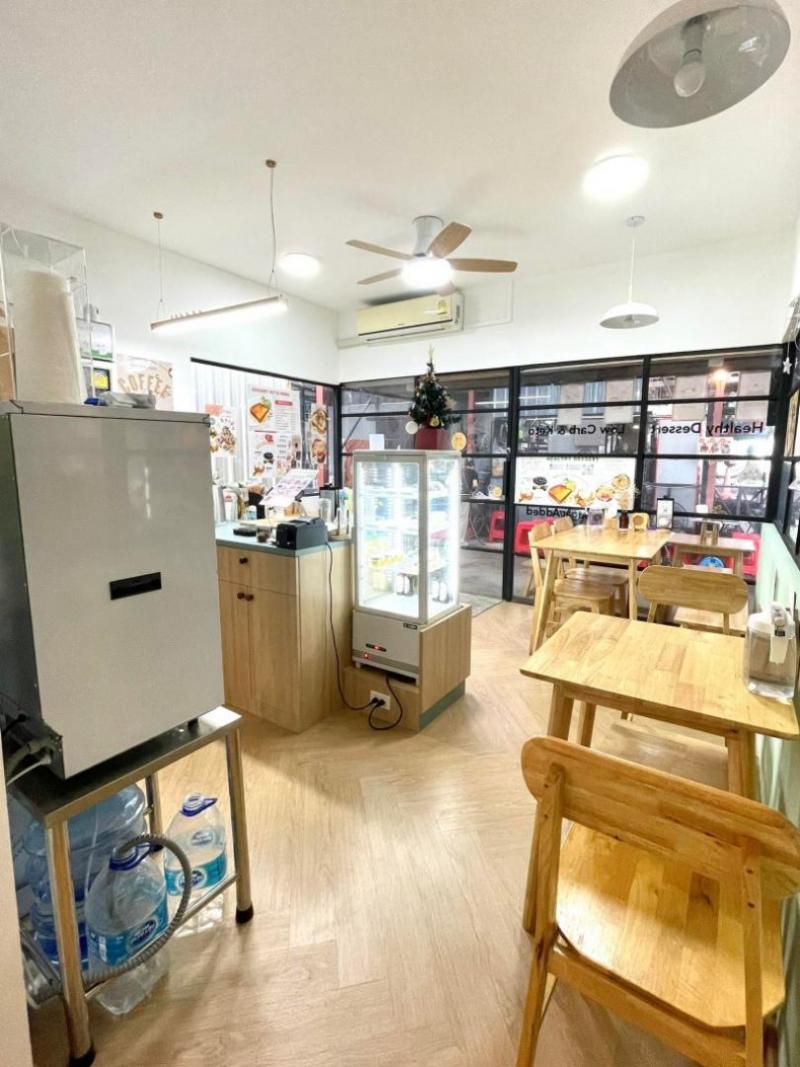 ให้เซ้งร้านคาเฟ่ พร้อมอุปกรณ์ ย่านอารีย์ ซอยอารีย์ 1 ตบแต่งแล้ว และมีเครื่องใช้ไฟฟ้าบางส่วน ( มีลูกค้าตลอด )ราคาเซ้ง 350,000 บาท ( ค่าเช่า 15,120 บาท )ที่ตั้ง ถนนพหลโยธิน ซอยพหลโยธิน 7 แขวงสามเสนใน เขตพญาไท กรุงเทพมหานครติดต่อ : คุณภัสพงณ์ 063-409-8164Line : deedaa23พื้นที่ใช้สอย 24 ตารางเมตร ( ไม่รวมหน้าร้าน ตั้งโต๊ะเพิ่มได้ หลังร้าน วางซิงค์เพิ่มได้อีก )สามารถเปิดเป็นร้านอาหาร กาแฟ ขนม �