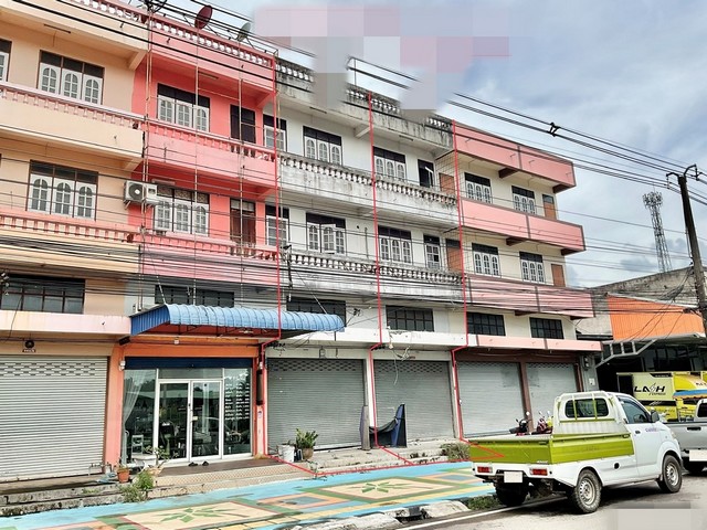 รายละเอียดเพิ่มเติมCode ID : PKK04-06326ราคาขาย         3,440,000 บาท- ขนาดพื้นที่ :  60 ตร.ว - พื้นที่ใช้สอย :   408 ตร.ม- จำนวนห้อง :    - ห้องนอน - ห้องน้ำ (2 คูหา)- ที่จอดรถ :     1 คัน- อาคารพาณิชย์ :     3 ชั้น- อาคารพาณิชย์หันทางทิศ : -- อายุอาคาร :   30 ปีพิกัดทรัพย์  :     https://maps.app.goo.gl/wowUx7JDxwHUosbu6สถานที่ใกล้เคียง- ใกล้ซีเจ มอร์ สาขาทับสะแก - ใกล้โลตัส โกเฟรช ทับสะแก - ใกล้โรงพยาบาลทับสะแก - ใกล้ตลาดนัดห้าแยกสอบถามเพิ่มเติม/นัด