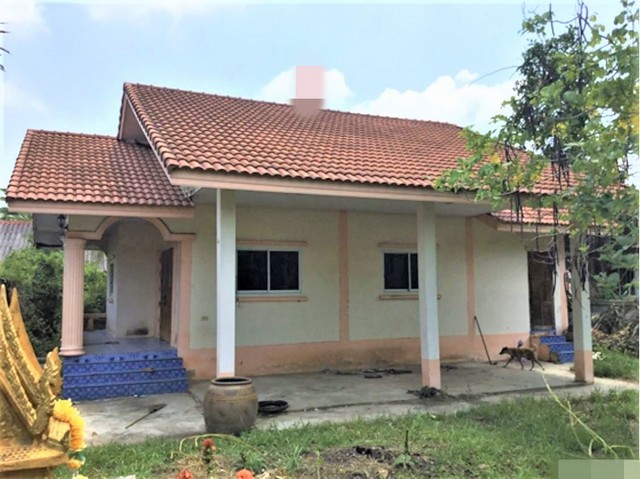 รายละเอียดเพิ่มเติมCode ID : PKK02-15843ราคาขาย         1,420,000 บาท- ขนาดพื้นที่ :  100 ตร.ว (1 งาน)- พื้นที่ใช้สอย :   112 ตร.ม- จำนวนห้อง :    2 ห้องนอน 2 ห้องน้ำ - ที่จอดรถ :     1-2 คัน- บ้านเดี่ยว :     1 ชั้น- บ้านเดี่ยวหันทางทิศ : -- อายุอาคาร :   11 ปีพิกัดทรัพย์  :     https://maps.app.goo.gl/ko7nZ3aRWvqUWAHM8สถานที่ใกล้เคียง- ใกล้ตลาดตุนทรัพย์ - ใกล้มินิบิ๊กซี แยกนิคมเกตเวย์- ใกล้โลตัส โกเฟรช ซูเปอร์มาร์เก็ต แปลงยาว- ใกล้ซีเจ ซูเปอร์มาร์เก็�