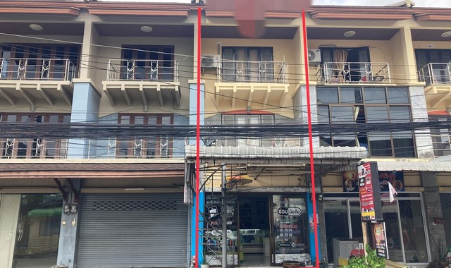 รายละเอียดเพิ่มเติมCode ID : PKK04-06082ราคาขาย             6,500,000 บาท- ขนาดพื้นที่ :     21 ตร.ว- พื้นที่ใช้สอย :   192 ตร.ม- จำนวนห้อง :   - ห้องนอน 3 ห้องน้ำ - ที่จอดรถ :    1 คัน- อาคารพาณิชย์ :    3 ชั้น- อาคารพาณิชย์หันทางทิศ : -- อายุอาคาร :       18 ปีพิกัดทรัพย์   :   https://maps.app.goo.gl/1VQfs2rYkEEsuuXMAสถานที่ใกล้เคียง- ใกล้โลตัส เอ็กซ์เพรส ตลาดดาว - ใกล้โลตัส เกาะสมุย - ใกล้โรงพยาบาลกรุงเทพสมุย- ใกล้มหาวิทยาลัยราชภัฏสุราษฎร์ธานี อำเภ
